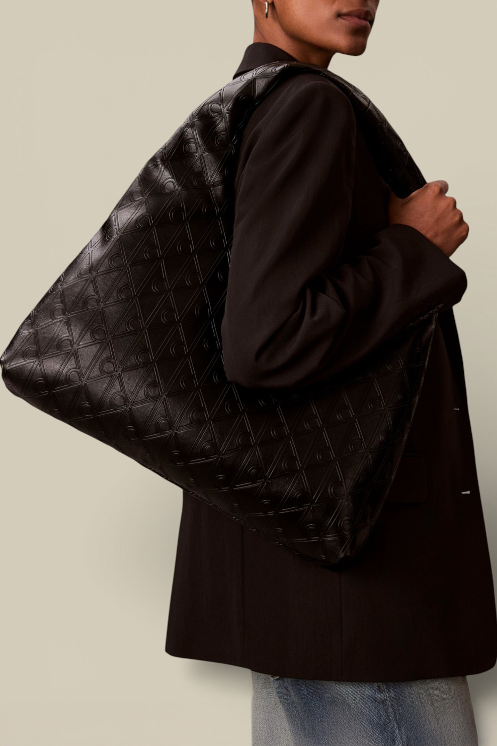 תמונת כל הלוק של תיק כתף פאפר